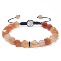 Dettaglio di perle di agata sfaccettate e ciondolo Albero della Vita su bracciale - Bracciale Sfaccettato in Agata Rossa