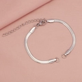 Detalle de una pulsera de cadena de serpiente plateada con cierre de langosta rosa - Color Acero
