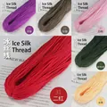 Detalle de cordones de seda de hielo coloridos para pendientes en seis tonos variados - Verde Postal