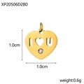Dettaglio di un ciondolo a cuore dorato con incisione I Love U e zircone, misura 1x1cm - Stile Oro Inciso Svuotato con Strass (XP20506D2B0)