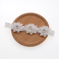 Fascia elastica per neonati con tre fiori in chiffon bianco e strass perlati - Fiore di Perla Bianca con Bordo in Pizzo