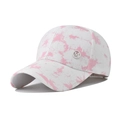 Dettaglio di un cappello da baseball in cotone tie-dye rosa con logo M in metallo. - Regolabile / Tie-dye Rosa e Bianco (Graffiti 04)