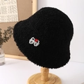 Dettaglio cappello pescatore nero in peluche con fiocco di perle e cuore rosso - Nero