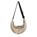 Bolso bandolera beige de nailon en forma de media luna con correa negra ajustable - Blanco Roto