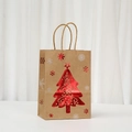 Primer plano de bolsa de regalo de Navidad en papel kraft con árbol rojo y copos de nieve - 025-2 Árbol de Navidad / 27x21x11cm