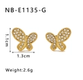 Detail van gouden vlinder oorbellen met zirkoon inleg met afmetingen 1,3cm x 1,1cm - 18K goud / Goud (NB-E1135-G)