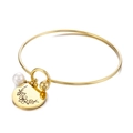 Goldener Edelstahl-Armreif mit Blumenanhänger und weißer Perle für ein elegantes Design - März Kirschblüte-Gold (KB158032-Z)