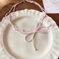 Vista detallada del collar de doble capa con lazo rosa y perlas de imitación finas - Collar de Lazo Rosa