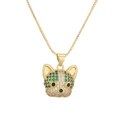 Collar con colgante de perro chapado en oro con circonitas sobre un fondo blanco - Verde