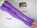 Détail d'un collant opaque violet avec des talons hauts roses sur tissu blanc - Entrejambe fermé / Violet
