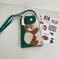 Dettaglio della trama in maglia verde e del motivo orsetto sulla mini borsa retrò - Orso Abbraccio Verde