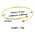 Detalle del brazalete abierto de acero dorado con medidas de 6,8 cm a 7,3 cm - Dorado