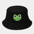 Dettaglio del ricamo a rana verde sul cappello alla pescatora in tela nera di cotone - M (56-58cm) / Nero