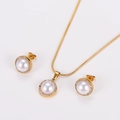 Dettaglio del set collana e orecchini dorati con pendenti circolari in perle - Oro