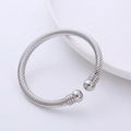 Bracelet câble argenté poli avec texture torsadée et embouts boules sur fond blanc épuré - Tout Acier