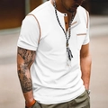 Nahaufnahme eines weißen Baumwoll-Henley-Shirts mit Kontrastnähten und Brusttasche - S / Oberteile / Weiß