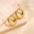Boucles d'oreilles créoles en acier titane plaqué or 18k avec motif matelassé - EH105/Texture Grille Matelassée