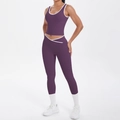 Detailansicht der Yogahose mit überkreuztem Taillenbund und weißem Kontraststreifen - S / Kyoho-Violett