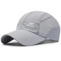 Cappellino sportivo grigio chiaro ad asciugatura rapida con rete traspirante e logo bianco - Grigio chiaro