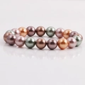 Elegantes 10mm Perlenarmband mit grauen, rosa und weißen Perlen auf weißem Hintergrund - Morandi Gemischt Mehrfarbig Muschelperle