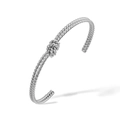 Silberner gedrehter Armreif mit Knotendesign aus einem eleganten 45-Grad-Winkel - Silberner Knoten-Stil (32037)
