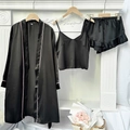 Dreiteiliges schwarzes Satin-Pyjama-Set mit Morgenmantel, Top und Shorts am Kleiderbügel - S / Schwarz