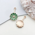 Grüner Emaille-Gänseblümchen-Anhänger mit Goldlegierung und Mini-Perle für DIY-Schmuck - Runde Blume (12346)