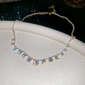 Dettaglio macro di una collana tennis dorata con brillanti pietre di zircone cubico - Collana - Oro - Bianco