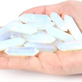 Doppelendiges Opal Kristall Sechskantsäulen Set mit milchig schimmerndem Finish in der Hand - Opal