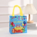 Blaue Vlies-Geschenktüte mit buntem Geburtstagskuchen-Druck und gelben Griffen für Partys - Let's Party Muster (9005-7)