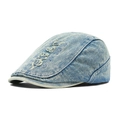 Vintage blauwe gewassen denim platte pet met wit borduurwerk van letters en versleten details - Verstelbaar / Blauw