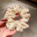 Chouchou en satin beige orné de perles blanches et d'une bordure en dentelle - Style décoré de perles / Poche zippée