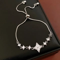 Dettaglio macro del bracciale a stella regolabile in argento con zirconi luccicanti - Cordoncino regolabile / Argento