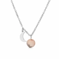Gros plan d'un pendentif lune argenté avec une pierre naturelle rose sur une chaîne - Zèbre rose acier