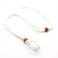 Detalle del collar de cordón trenzado blanco con cuentas de madera y red para piedra natural - Collar / Blanco