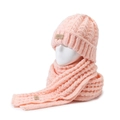 Set berretto e sciarpa in maglia rosa con toppe in pelle per un look invernale - Berretto Rosa + Sciarpa