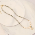 Vue détaillée du pendentif trèfle doré avec collier de perles et pierres colorées - 7# Collier de Perles et Trèfle Blanc Vert