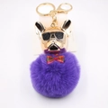 Dettaglio portachiavi bulldog francese con finitura dorata e pompon in pelliccia viola - Viola