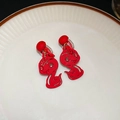 Dettaglio delle clip per orecchie a forma di serpente rosso su un piatto bianco decorativo - Stile Clip per Orecchio - Forma Serpente Zodiacale / Rosso