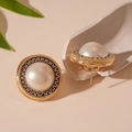 Detalle de pendientes vintage redondos con perla sintética y borde de cadena oro y plata - Pendientes de Perlas Redondos Oro Plata (Pin de Plata S925)