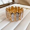 Macro dettaglio di un bracciale dorato vintage con intarsio in smalto bianco e motivo geometrico - Oro-Bianco