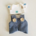Weiβes Mini-T-Shirt mit Bärenmuster und blaue Cord-Latzhose für 17cm Plüschpuppen - Geeignet für 17cm Anhängerpuppen / Bären-T-Shirt & Blaue Latzhosen-Set / Weiß & Blau