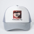 Wit-grijze trucker hat met grafische lippen- en hartprint voor Valentijn - Grijs