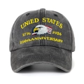 Détail de la broderie avec aigle et drapeau sur une casquette en coton gris délavé - Noir