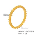 Detailansicht eines 0,2cm Gold-Edelstahlrings mit Zahnraddesign und Größenangaben - US 6 / Gold