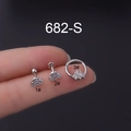 Gedetailleerd macro-overzicht van bijvormige roestvrijstalen piercings op vingertoppen - Ball Back Stud Stijl (1#) / Zilver