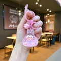 Makroaufnahme eines rosa Hasen-Öl-Schlüsselanhängers mit Glitzer und Metallverschluss - Rosa
