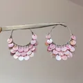 Détail de créoles argentées avec pendentifs en nacre rose tenues par une pince - 18# Tige en Argent - Argent Rose (Créole Coquillage Boho)