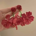 Detailansicht handgefertigter Blumenohrringe mit weinroten Stoffblüten und grünen Perlen - 5# Rot (Silbernadel)