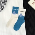 Asymmetrische Strick-Socken in Blau und Off-White mit Schneemuster und gerippten Bündchen - Einheitsgröße / Blauer Schneeberg